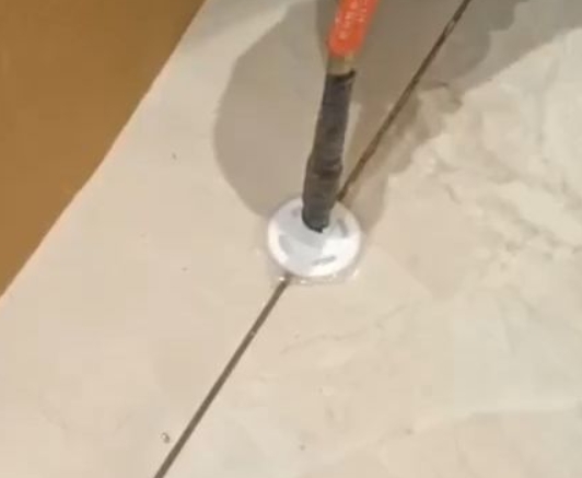 拱墅瓷砖空鼓维修公司专业解答瓷砖在铺贴过程中，如果没有涂抹均匀到位的粘结材料（如水泥砂浆或瓷砖胶），可能会导致以下问题